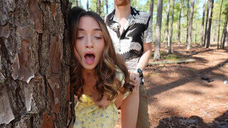 Brooke Tilli a nagyon vadító amatőr kisasszony megdöngetve az erdőben