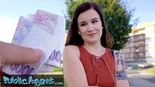 Szexy kicsike Eliss meztelenül pózol amatőr fotózáson