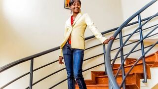 Fekete amatőr casting forgatás irodai fotózásra keményen megbassza a gigantikus faszú producer