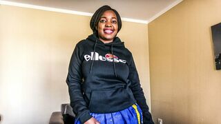 Csoki iskolás csajszi munkát keres a tanulmányaihoz