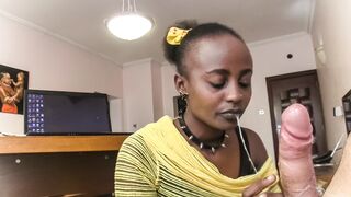 Nyakörves fekete szajha nyáladzik a főnök káróján