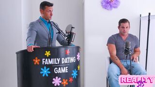 Chanel Camryn faszőrült világos szőke maca nyeri a randi játékot és mostohabátyja farkával teljes gruppen szex kavarodik