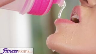 Afina Kisser világos szőke orosz milf éhesen leszopja a nagyméretű lőcse