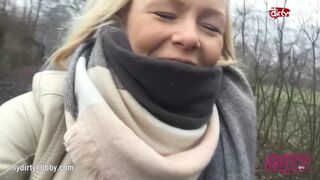 Forró fiatal csajszika kerékpáron dörzsöli lucskos puncáját