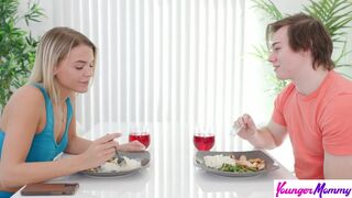 Faszra éhes mostohaanya Evelyn Payne levetkőzteti lépfiát és ugrál a pöcsén - s1:e9