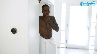 Tetkós nevelő anya könyörtelen hancúrozása termetes faszszal, míg férje gigászi fekete farkossal szórakozik