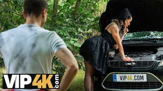 Texas Patti vadul élvezi a gigászi kukacot az erdőben