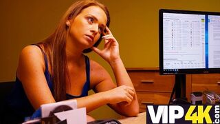 A szigorú hitelező megdugja a csinos milf-et adósság miatt