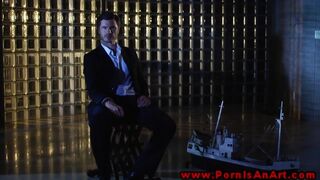 A stílusos csoki bomba lova az ős férfija izmain