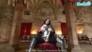 Ashlyn Peaks lovagpáncélos cosplayben varázspálcával masturbál