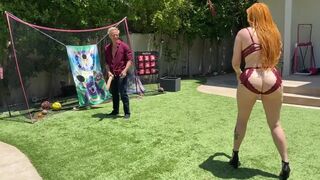 Méretes popsikás vörös milf anyuka játszik a lépfia bazinagy fehér faszával