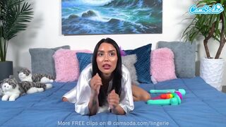 Aranyos afrikai hajú fiatal csajszika tölti tele a pináját több játékkal