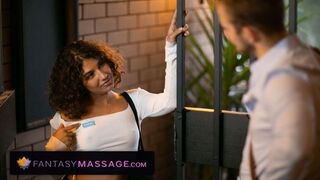 A dögös ausztrál szomszéd masszíroz és megdug