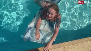 Emma wolf a tüzes gádzsi aki a medencében kúrel vadul