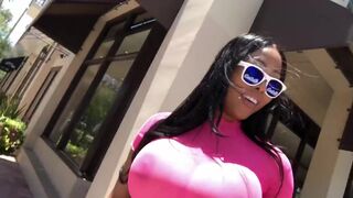 Moriah Mills átlátszó csipkében olajozza meg hatalmas seggét