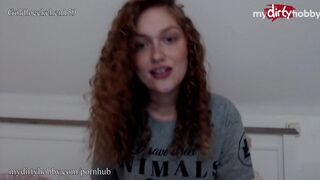 Gömbölyű tinédzser nyújtózza szűk puncáját vastag műdákóval