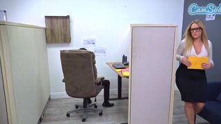 Gigászi popsis milf háromszereplős baszása a forró párbaj felett