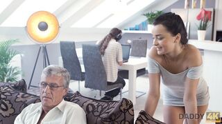 Szürke hajú szemüveges öregember megdugja a izgató tinit