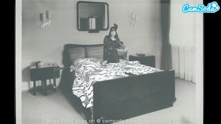 Forró fiatal fiatalasszony szőreivel játszik termetes műfaszokkal webcam előtt