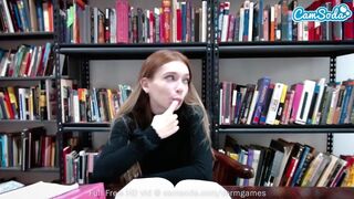 Tinédzser iskolás titokban peckezik a webkamerán tanulmányi szünetben