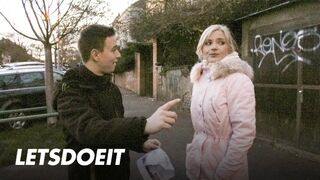 Kinky turista Zazie Skymm csábítja a studot hardcore dugásra az irodájában