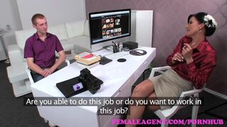 Fullos milf ügynök beavassa a tinédzser studot a szeretkezés titkaiba