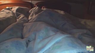 Kitetovált ázsiai kisasszony csókolózik, miközben a ribanca szívja ki a fazsát