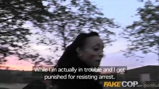 Rendőr nagyméretű faszával fogvatartott nőket szexel élvezettel