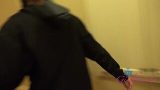 Aubry Babcock punciját nyalják az asztalon, mielőtt faszként tálalják neki