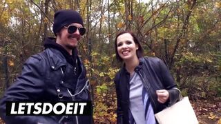 Termetes csöcsű fekete hajú német kishölgy felvétel a termetes kombiban vad baszásra