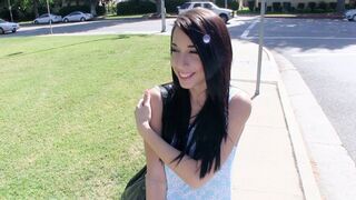 Fiatal kéjhölgy Mia Hurley megmutatja gigantikus ciciét és pénzért megdugja a faszit