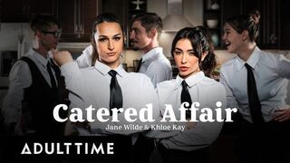 Jane Wilde és Khloe Kay forró pincérnők megkúrelva a munkahelyen