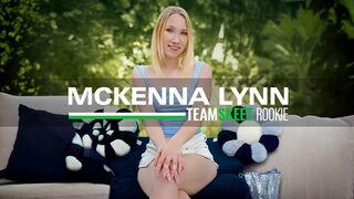 Mckenna Lynn legelső pornója: világos szőke kishölgy vad faszas kalandja