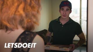 Megcsaló buxa Arian Joy először a barátját baszogatja, aztán a kézbesítő pali megdugja jól