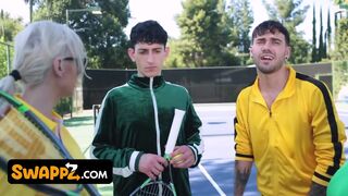 Teniszmeccs a kúrható mostohaanyákkal vezeti a négyesbaszós orgiahoz - Kenzie Taylor és Mona Azar