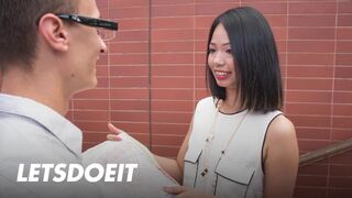 Jureka Del Mar ázsiai leányzó cidázza a orbitális zsíros idegen fazt és jól meglovagolja