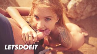 Angel Piaff világos szőke csábítója zsíros pöcst szopogatóan a tengerparton