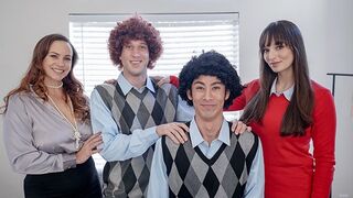 Forró anyacserélés – csinos nagymellű milf-ek segítik összebarátkozni elkényeztetett mostohafiaikat