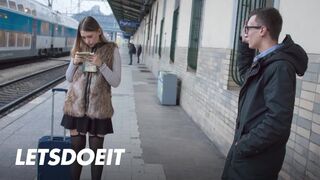 Selvaggia fiatal gádzsi felfogta Charlie Dean óriási faszát egy gyors pov dugásra