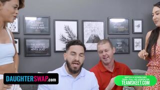 Mina Moon és Destiny Cruz megosztják nevelő apjuk farkát a tiltott négyesben