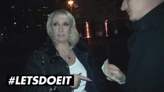 Kitty Wilder húsos milf szeretkezése a szexbuszon