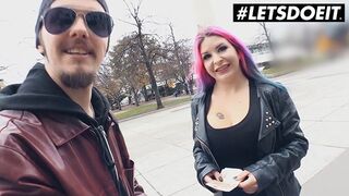 Aviva Rocks méretes kannás svájci pipi megdugja az idegent pénzért a buszon