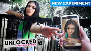 Hűtlen kicsike szajha leszopja a fazsam és lovagol rajta, hogy ne mondjam el a barátjának!