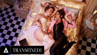 Mesebeli királynők Emma Rose és April Olsen vad strap-on valag kamatyolása