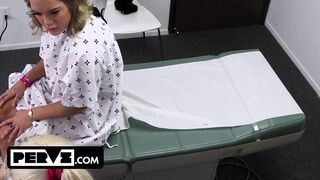 Mimi Monet orbitális fenekű szexi a termetes farkú orvosnál a rendelőben