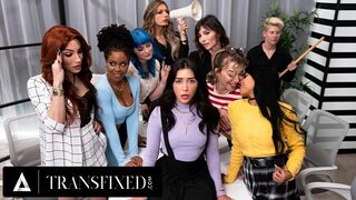 Forró transzvesztita főnök Jade Venus és Jane Wilde közösülnek az irodai csapat szeme láttára