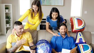 Bájos fiatal kurvák levetkőznek és megbaszák nevelő apjukat apák napján ünneplésképp