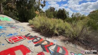 Isabella Jules forró tinédzser szeretkezése kültéren és krémes szállodai nuni élvezete