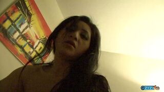 A kúrás előtt az arcába spriccelő méretes kannás néger gádzsi punciját kaszabolja a kukac