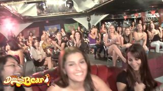 Táncoló medvék - stripperek és forró nőstények élvezik a gigantikus faszok szopogatását